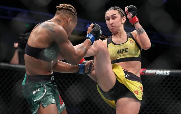 Imágenes de la última pelea de Sabina frente a Shana Dobson. Un triunfo hoy la perfilaría para ir por un título. FOTO cortesía ufc