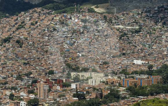 La Comuna 13 es la zona de la ciudad que más reclamaciones tiene ante la Unidad de Restitución de Tierras. Allí, desde 1991, fue característico el desplazamiento intraurbano ordenado por las guerrillas, los Comandos Armados del Pueblo y paramilitares. Muchas viviendas fueron utilizadas como trincheras en combates. FOTO Jaime Pérez 