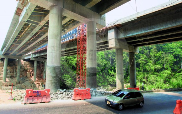 Este es el avance de las obras en el puente sobre el río Porce, de 120 metros de longitud, cerca a las partidas hacia el municipio de Santo Domingo. El corredor vial se unirá a las Autopistas de la Prosperidad. FOTO jaime pérez