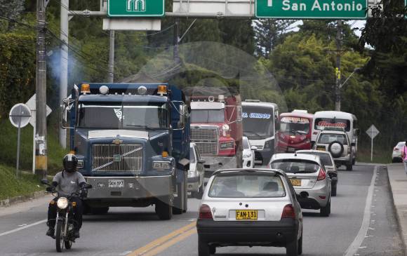 La construcción de dobles calzadas, ciclorrutas y andenes en tramos estratégicos y un sistema de transporte masivo, son opciones que reclama el Oriente antioqueño. FOTO Donaldo Zuluaga