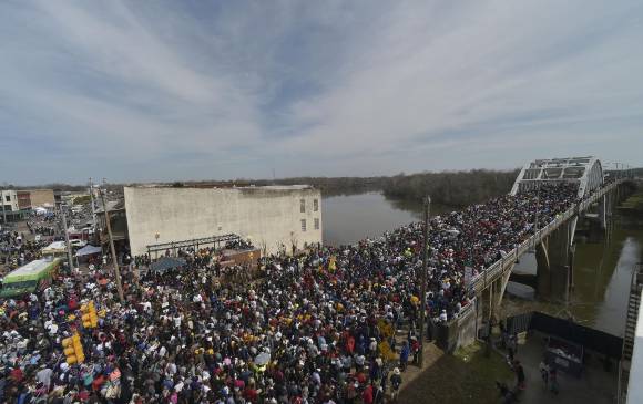 Una multitud marchó a fin de recordar la lucha por los derechos civiles. FOTO AP
