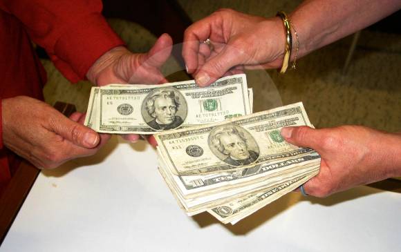 El analista Alberto Bernal señala que en los próximos meses la divisa oscilará entre 2.800 y 3.100 pesos. FOTO Archivo