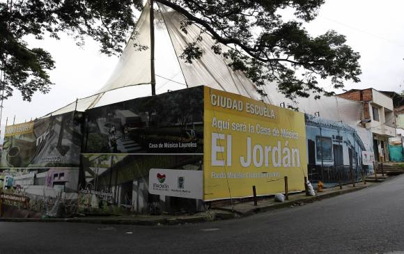 La fonda El Jordán, en intervención, arriba, y el lote donde se construirá la Casa de la Música. FOTO jaime pérez