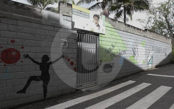 La I.E. Loyola para la Ciencia y la Innovación tiene problemas en las escaleras, el sistema eléctrico y es una edificación muy antigua. FOTO jaime pérez y cortesía