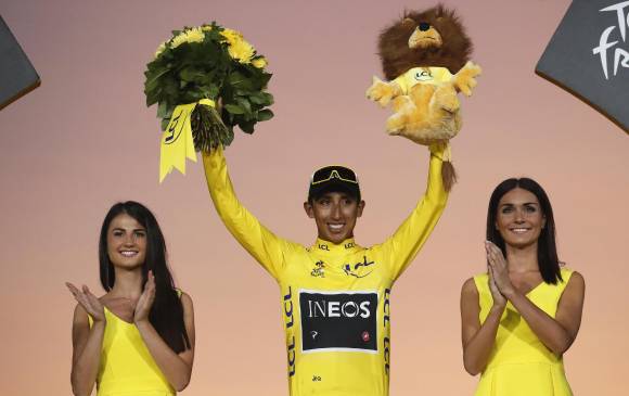 En la ceremonia de premiación del título de Egan Bernal en 2019, el colombiano estuvo acompañado de dos azafatas. FOTO EFE