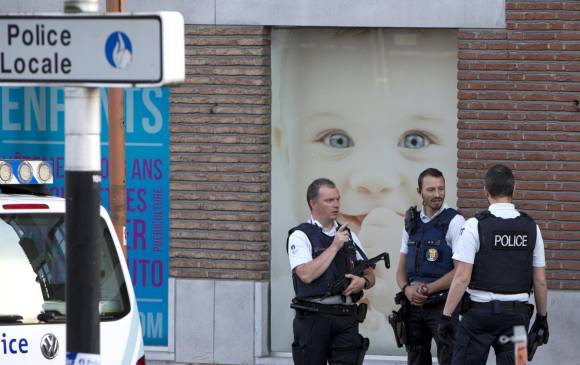 Agentes de la Fiscalía se encuentran en el lugar de los hechos y se ha levantado un perímetro de seguridad. FOTO AP
