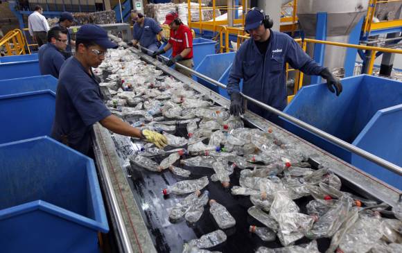 En 2014 Enka transformó 20.000 toneladas de botellas de PET en productos de alto valor agregado, en su recolección vinculó a 8.600 familias que recibieron $24.000 millones FOTO manuel saldarriaga