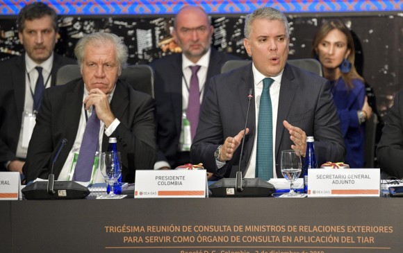 Secretario general de la OEA, Luis Almagro, y el presidente Iván Duque durante la reunión de consultas de ministros de relaciones exteriores sobre el Tiar en Bogotá, el 3 de diciembre. FOTO afp