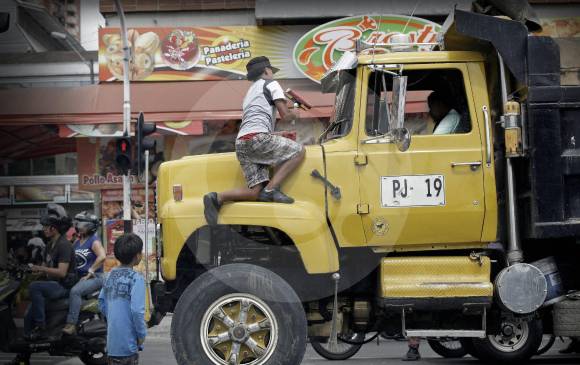 En Colombia se ven niños en la calle pidiendo plata por realizar trabajos. Deberían estar en los colegios. FOTO manuel saldarriaga