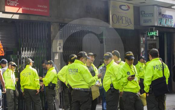 Más de dos cuadras fueron cerradas por la autoridades para garantizar el éxito de la operación en el centro comercial Opera, que buscaba atacar la venta ilegal de celulares. FOTO jaime pérez