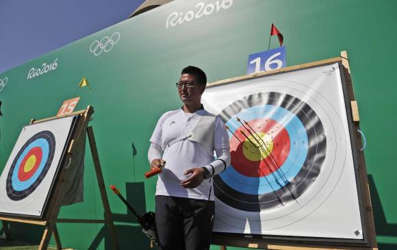 El surcoreano Kim Woojin estableció este viernes una nueva plusmarca de 700 puntos en tiro con arco. FOTO AP