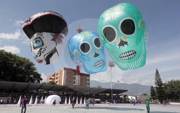 El próximo 31 de diciembre se realizará el festival de globos solares en la cancha de El Dorado en el municipio de Envigado. En esta edición la temática son las figuras exóticas del Amazonas. FOTO MANUEL SALDARRIAGA