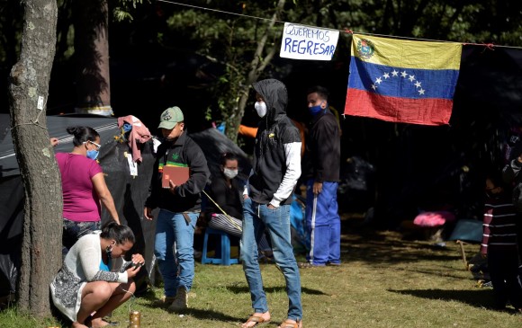 Esta es la zona de la Autopista Norte de Bogotá en la que 380 migrantes venezolanos instalaron un campamento improvisado. Desde allí piden que les ayuden a retornar a su país. FOTO AFP