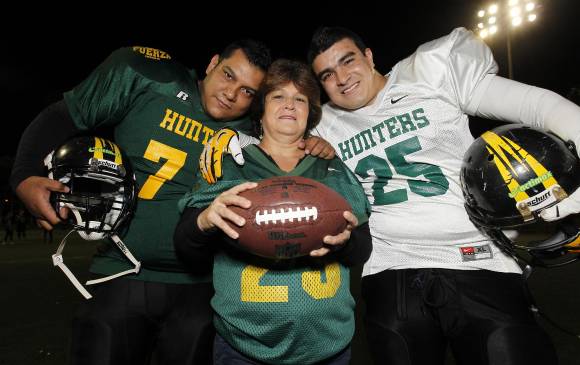 John Édison y Andrés Felipe y la madrina de Hunters, su madre Lucelly. FOTO JAIME PÉREZ
