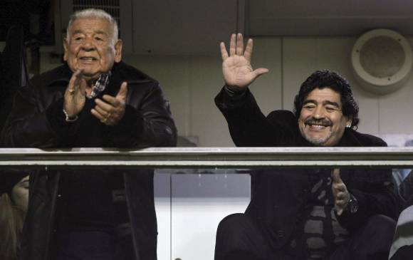 Maradona, en compañía de su padre en uno de los palcos de la Bombonera. FOTO REUTERS