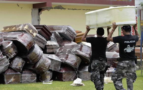 Decenas de víctimas han sido sepultadas en Pedernales, una de las zonas más afectadas tras el terremoto en Ecuador. FOTO AFP