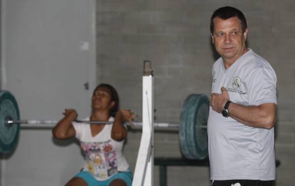 Vladislav Sandakchiyski es el técnico -encargado- de las selecciones de mayores de pesas en Antioquia. FOTO Manuel Saldarriaga