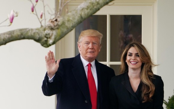 Foto tomada el 29 de marzo del 2018. El presidente de Estados Unidos, Donald Trump, posa junto a la hoy cercana consejera Hope Hicks. FOTO AFP