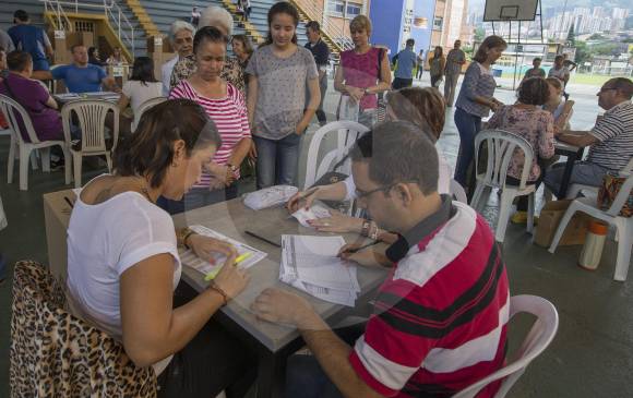 Ningún jurado podrá llevar prendas o elementos alusivos a ningún partido político o candidato de su preferencia, ni tampoco podrá intervenir en la elección de los electores. FOTO ARCHIVO