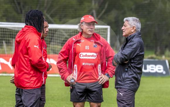 En la imagen aparece el preparador físico Norberto Salamanca junto al técnico Octavio Zambrano. FOTO juan antonio sánchez