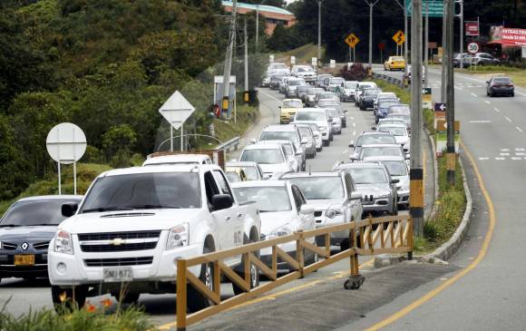 Las dificultades de movilidad que crecen cada día prenden desde ya las alarmas y generan inquietudes a futuro. Es hora de ir definiendo sistemas masivos de transporte. FOTO Manuel Saldarriaga