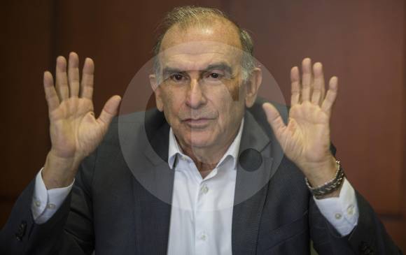 El exjefe negociador del Gobierno, Humberto de la Calle, señaló ayer en su visita a EL COLOMBIANO, su preocupación de que se “erosione” el Acuerdo. FOTOS manuel saldarriaga 