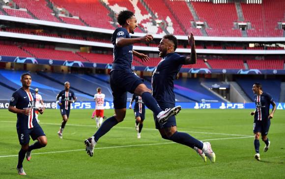 Marquinhos celebra con su compañero Neymar, tras anotar el primer tanto en la semifinal de la Liga de Campeones que el París Saint-Germain ganó ante RB Leipzig en Lisboa. FOTO efe