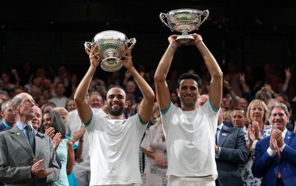 Los colombianos se coronaron campeones de Wimbledon luego de un reñido partido ante los franceses Nicolás Mahut y Édouard Roger-Vasselinr. FOTO EFE