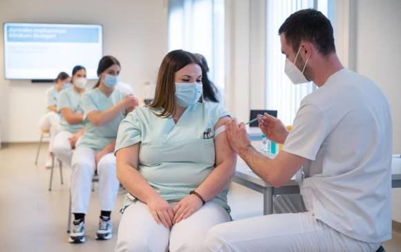 Estudiantes de medicina y enfermería en Alemania hacen ejercicios de simulación de aplicación de vacunas, para lo que viene. FOTO getty
