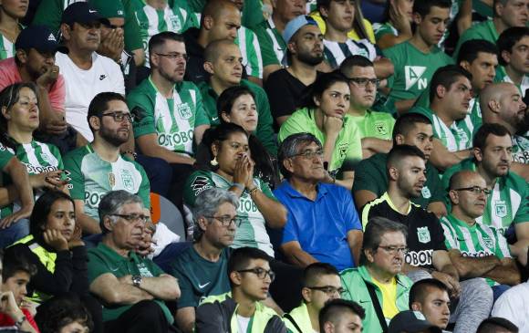 El negocio del fútbol riñe con la hinchada. FOTO MANUEL SALDARRIAGA