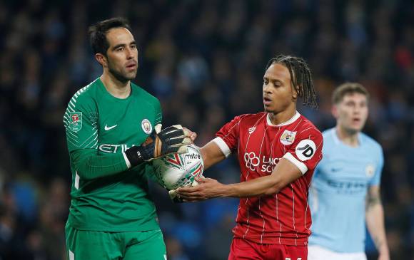 El arquero Claudio Bravo sería ratificado por Reinaldo Rueda como el capitán de la Seleción de Chile. FOTO reuters