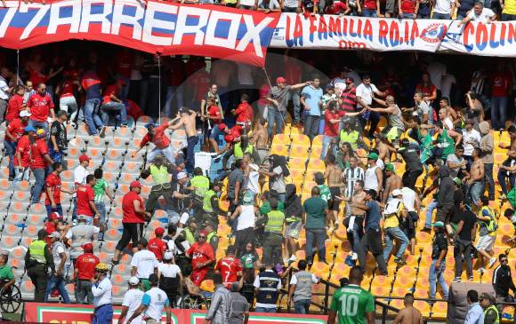 Hinchas de Nacional y Medellín se enfrentaron por una bandera en el clásico 289 del fútbol antioqueño. FOTO ARCHIVO JUAN ANTONIO SÁNCHEZ 