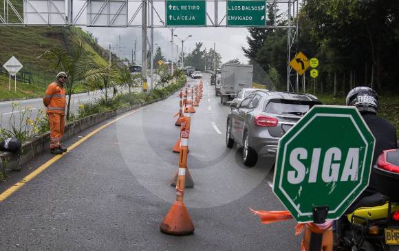 El hundimiento genera congestión en el paso a la altura de los balsos. FOTO DONALDO ZULUAGA