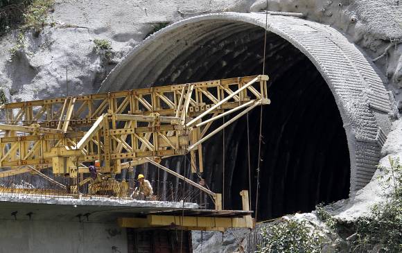 El modelo de construcción de las vías 4G contempla esfuerzos fiscales importantes en el largo plazo, mientras que el mayor esfuerzo inicial es por parte del concesionario del tramo. FOTO Donaldo Zuluaga