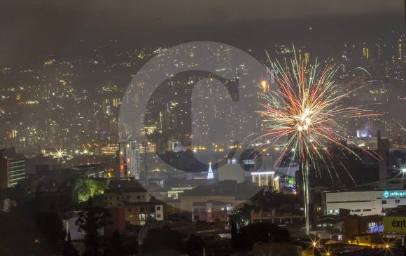 Quema de pólvora en la tradicional la alborada del 1 de diciembre.FOTO Juan Antonio Sánchez Ocampo