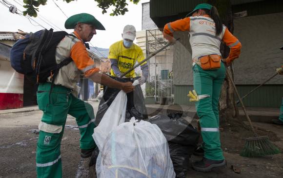 En algunos sectores, en especial del Centro de la ciudad participaron escobitas de Emvarias.
