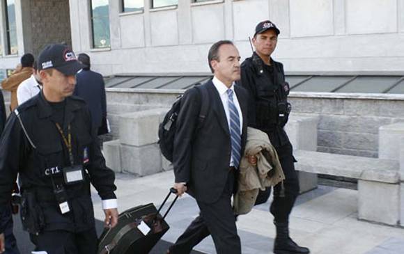 Este es Andrés Camargo, exdirector del IDU, camino al búnker de la Fiscalía el 10 de octubre de 2012. FOTO Colprensa