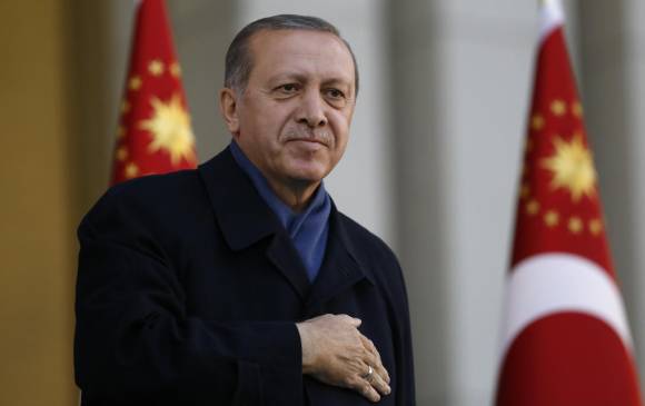 Mientras aumentan denuncias de fraude en los comicios, un politólogo turco analiza para este diario las implicaciones del triunfo de Erdogan. FOTO EFE