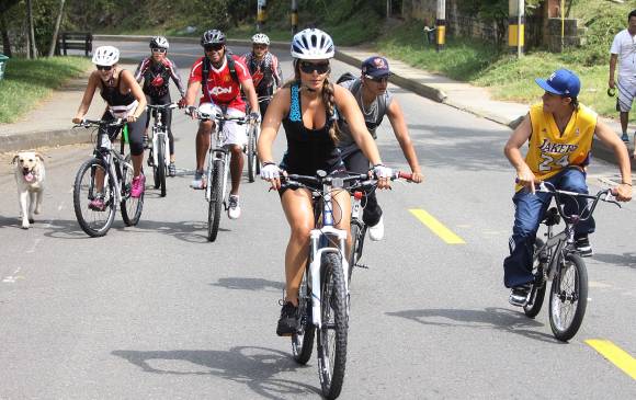 En horas diurnas y nocturnas, la vía a El Salado e incluso hasta La Catedral es recorrida por cientos de ciclistas. FOTO Archivo