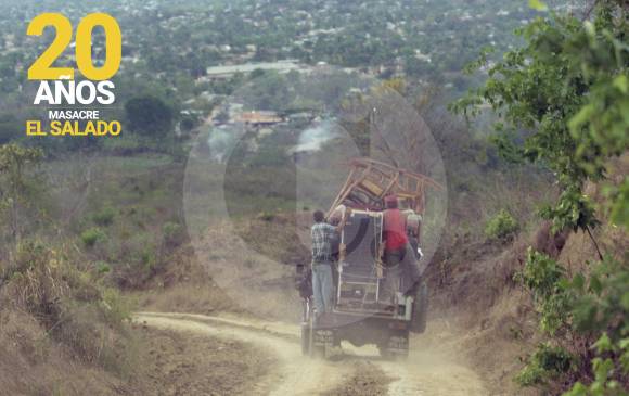 En El Salado (El Carmen de Bolívar), después de la masacre ocurrida entre el 16 y el 22 de febrero de 2000, quienes sobrevivieron lo perdieron todo. No hubo quien resistiera a quedarse en un lugar lleno de recuerdos dolorosos: las fincas, las casas, el colegio, la iglesia, el parque principal, las calles, todo traía a la memoria a los 60 muertos que dejaron los paramilitares regados por todo el corregimiento. Archivo EL COLOMBIANO. 
