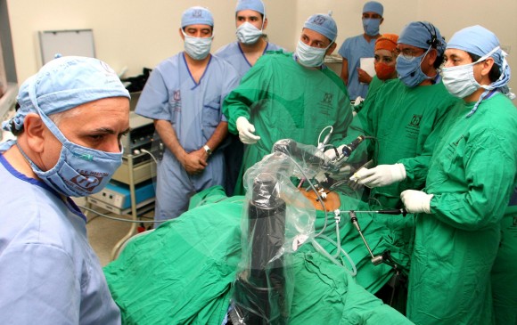 La cirugía mínimamente invasiva representa mejoras sustanciales para el paciente. En la imagen, una intervención de acceso limitado con la ayuda de un robot. FOTO Jaime Pérez