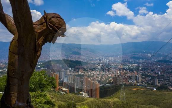 Imagen del monumento del Cristo de Dios en el barrio Olaya de Medellín. FOTO Manuel Saldarriaga