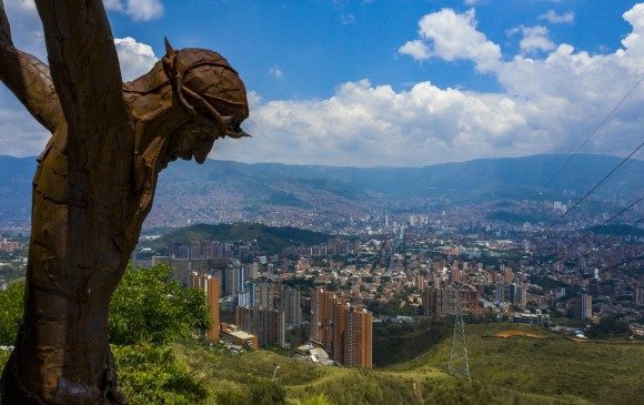 Monumento del Cristo de Dios en el barrio Olaya de Medellín. FOTO MANUEL SALDARRIAGA