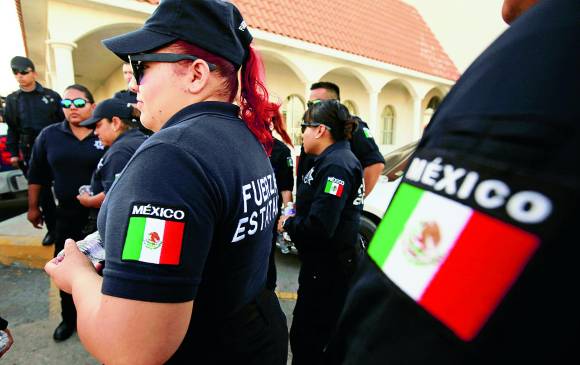 Precisamente ayer, efectivos policiales de Ciudad Juárez realizaron una protesta pidiendo más financiación y suministros para combatir a los narcos, al considerarlos insuficientes. FOTO reuters