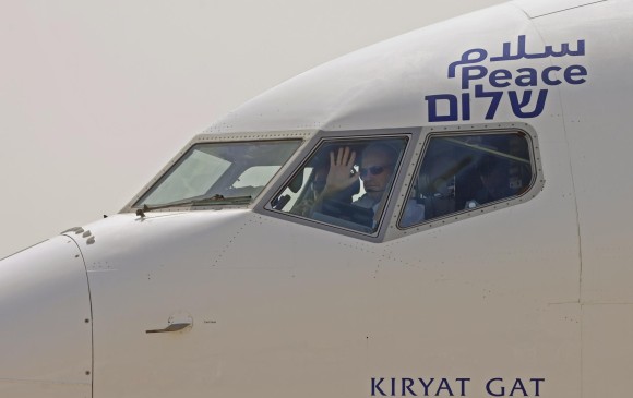 El capitán del avión de la aerolínea israelí El Al, que tiene previsto aterrizar en Abu Dabi. FOTO AFP