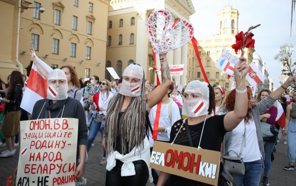 Partidarios de la oposición en Bielorrusia participan en una manifestación. FOTO AFP