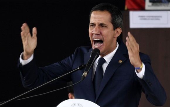 El presidente interino de Venezuela, Juan Guaidó, desconoció las negociaciones para indultar opositores y promovió un pacto para no participar de los próximos comicios. FOTO AFP