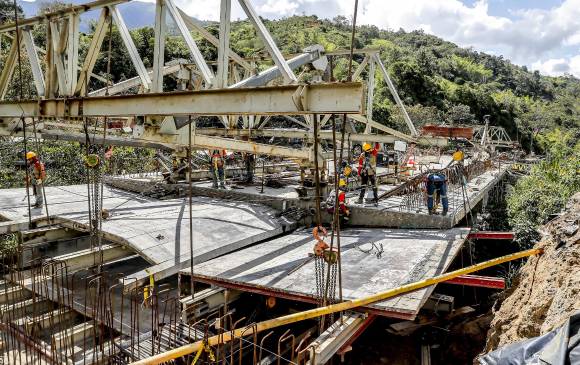 Las obras estarán en el primer orden para la reactivación. En la imagen, la construcción de un puente de la conexión Mar 2 en Cañasgordas. FOTO juan antonio sánchez