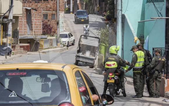 Acompañado de Ejército y Policía, el alcalde de Medellín visitó ayer Belén Altavista donde hubo un choque armado entre miembros de bandas y policías que desmontaban un circo ilegal. FOTO róbinson sáenz