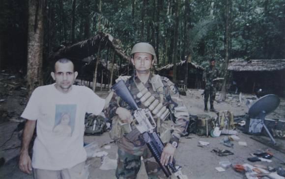 El sargento Pedro José Guarnizo (de civil) fue uno de los tres sobrevivientes del fallido operativo de rescate. FOTO Colprensa